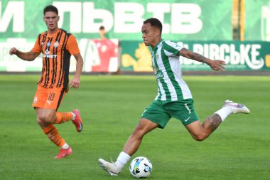 Lviv, Ukrayna 10 Ağustos 2025. Bruno Roberto Pereira da Silva (Bruninho olarak bilinir) Ukrayna Premier Ligi FC Karpaty Lviv ile FC Shakhtar Donetsk arasındaki 10 Ağustos 2025 tarihinde Lviv, Ukrayna 'da oynanan karşılaşmada Shakhtar' lı Georgiy Sudakov 'a karşı..
