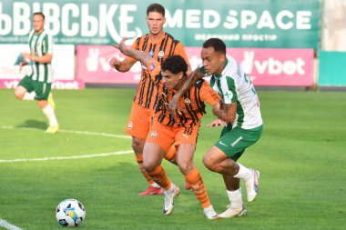 Lviv, Ukrayna 10 Ağustos 2025. Bruno Roberto Pereira da Silva (Bruninho olarak bilinir) Ukrayna Premier Ligi 'nde FC Karpaty Lviv ile FC Shakhtar Donetsk arasında oynanan maçta Shakhtar' lı Alaa Ghram 'a karşı 10 Ağustos 2025 tarihinde Lviv, Ukrayna' da oynanmıştır..