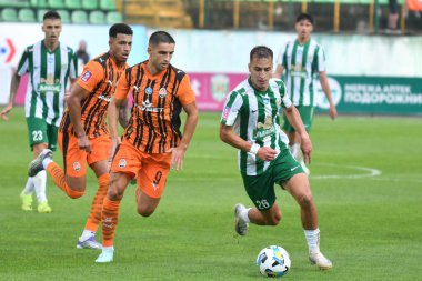 Lviv, Ukrayna 10 Ağustos 2025. FC Karpaty Lviv ile FC Shakhtar Donetsk arasında oynanan Ukrayna Premier Ligi karşılaşmasında Karpaty 'den Yan Kostenko, Shakhtar Shved' e karşı 10 Ağustos 2025 tarihinde Lviv, Ukrayna 'da oynanan karşılaşmada.