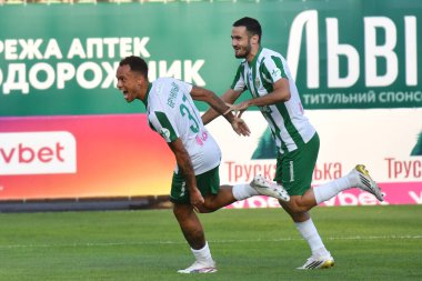 Lviv, Ukrayna 10 Ağustos 2025. Bruninhio ve Karpaty 'li Yaroslav Karabin, Ukrayna Premier Ligi' nde FC Karpaty Lviv ile FC Shakhtar Donetsk arasında oynanan 10 Ağustos 2025 tarihinde Lviv, Ukrayna 'da oynanan karşılaşmayı kutluyor..