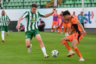 Lviv, Ukrayna 10 Ağustos 2025. FC Karpaty Lviv ile FC Shakhtar Donetsk arasında oynanan Ukrayna Premier Ligi karşılaşmasında Karpaty 'li İgor Krasnopir, Shakhtar' lı Alaa Ghram 'a karşı 10 Ağustos 2025 tarihinde Lviv, Ukrayna' da oynanan karşılaşmada.