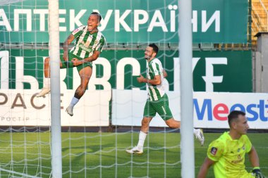 Lviv, Ukrayna 10 Ağustos 2025. Bruninhio ve Karpaty 'li Yaroslav Karabin, Ukrayna Premier Ligi' nde FC Karpaty Lviv ile FC Shakhtar Donetsk arasında oynanan 10 Ağustos 2025 tarihinde Lviv, Ukrayna 'da oynanan karşılaşmayı kutluyor..