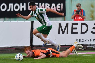 Lviv, Ukrayna 10 Ağustos 2025. Ukrayna Premier Ligi FC Karpaty Lviv ile FC Shakhtar Donetsk arasındaki 10 Ağustos 2025 tarihinde oynanan karşılaşmada Karpaty 'den Jean Pedroso, Shakhtar Yukhym Konoplya' ya karşı oynandı..