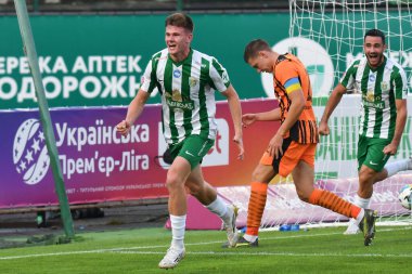 Lviv, Ukrayna 10 Ağustos 2025. İgor Krasnopir ve Karpaty 'li Yaroslav Karabin, Ukrayna Premier Ligi' nde FC Karpaty Lviv ile FC Shakhtar Donetsk arasında oynanan maçta 10 Ağustos 2025 tarihinde Lviv, Ukrayna 'da gol attıktan sonra tepki verdiler..