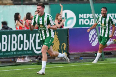 Lviv, Ukrayna 10 Ağustos 2025. İgor Krasnopir ve Karpaty 'li Yaroslav Karabin, Ukrayna Premier Ligi' nde FC Karpaty Lviv ile FC Shakhtar Donetsk arasında oynanan maçta 10 Ağustos 2025 tarihinde Lviv, Ukrayna 'da gol attıktan sonra tepki verdiler..