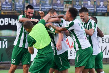 Lviv, Ukrayna 10 Ağustos 2025. İgor Krasnopir ve Karpaty 'nin takım arkadaşları Ukrayna Premier Ligi' nde FC Karpaty Lviv ve FC Shakhtar Donetsk arasında 10 Ağustos 2025 tarihinde Lviv, Ukrayna 'da oynanan maçta gol attıktan sonra tepki verdiler..