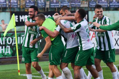 Lviv, Ukrayna 10 Ağustos 2025. İgor Krasnopir ve Karpaty 'nin takım arkadaşları Ukrayna Premier Ligi' nde FC Karpaty Lviv ve FC Shakhtar Donetsk arasında 10 Ağustos 2025 tarihinde Lviv, Ukrayna 'da oynanan maçta gol attıktan sonra tepki verdiler..