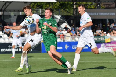 FC Karpaty Lviv 'den Igor Kraasnopir, Ukrayna Premier Ligi FC Kolos Kovalivka ile FC Karpaty Lviv arasında 16 Ağustos 2025 tarihinde Kovalivka, Kyiv Oblast, Ukrayna' da oynanan karşılaşmada Kolos 'lu Ilir Krasniki ve Eduard Kozik' e karşı..