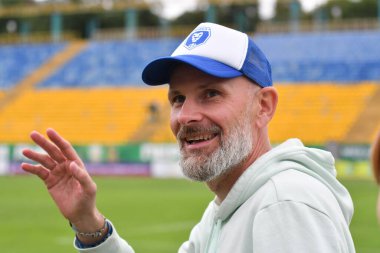 Lviv, Ukrayna 24 Ağustos 2025. Ukrayna Kupası maçında Penuel Igor Solodenko 'nun teknik direktörü Penuel Kryvyi Rig ve FC Karpaty Lviv Ukrayna Stadyumu' nda oynadılar.
