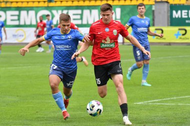 Lviv, Ukrayna 24 Ağustos 2025. Karpaty 'den Igor Krasnopir Penuel' den Ilya Rudnyev Ukrayna Kupası karşılaşmasında Ukrayna Stadyumu 'nda FC Penuel Kryvyi Rig ile FC Karpaty Lviv arasında görüldü.