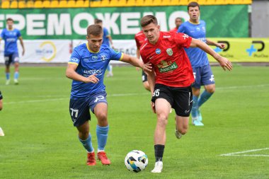 Lviv, Ukrayna 24 Ağustos 2025. Karpaty 'den Igor Krasnopir Penuel' den Ilya Rudnyev Ukrayna Kupası karşılaşmasında Ukrayna Stadyumu 'nda FC Penuel Kryvyi Rig ile FC Karpaty Lviv arasında görüldü.