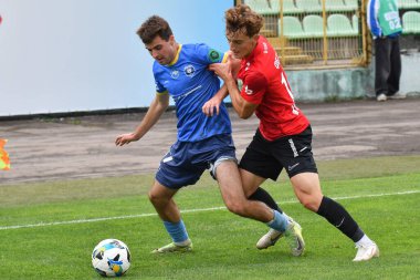 Lviv, Ukrayna 24 Ağustos 2025. Karpaty 'den Oleg Fedor, Penuel' den Bogdan Bokulev 'e karşı Ukrayna Kupası karşılaşmasında FC Penuel Kryvyi Rig ile FC Karpaty Lviv arasında Ukrayna Stadyumu' nda görüldü.