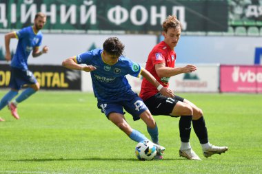 Lviv, Ukrayna 24 Ağustos 2025. Karpaty 'den Oleg Fedor ve Penuel' den Oleksandr Lebedyev Ukrayna Kupası karşılaşmasında Ukrayna Stadyumu 'nda FC Penuel Kryvyi Rig ile FC Karpaty Lviv arasında görüldü.