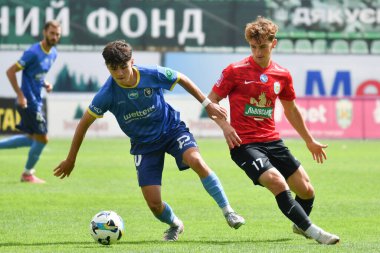 Lviv, Ukrayna 24 Ağustos 2025. Karpaty 'den Oleg Fedor ve Penuel' den Oleksandr Lebedyev Ukrayna Kupası karşılaşmasında Ukrayna Stadyumu 'nda FC Penuel Kryvyi Rig ile FC Karpaty Lviv arasında görüldü.