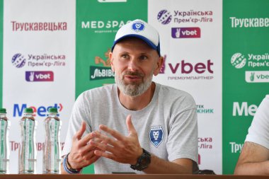 Lviv, Ukrayna 24 Ağustos 2025. Ukrayna Kupası maçında Penuel Igor Solodenko 'nun teknik direktörü Penuel Kryvyi Rig ve FC Karpaty Lviv Ukrayna Stadyumu' nda oynadılar.