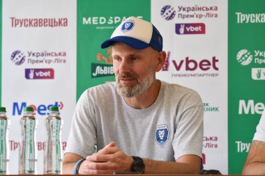 Lviv, Ukrayna 24 Ağustos 2025. Ukrayna Kupası maçında Penuel Igor Solodenko 'nun teknik direktörü Penuel Kryvyi Rig ve FC Karpaty Lviv Ukrayna Stadyumu' nda oynadılar.