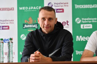 Lviv, Ukrayna 24 Ağustos 2025. Ukrayna Kupası 'nda FC Penuel Kryvyi Rig ile FC Karpaty Lviv arasında oynanan Ukrayna Stadyumu' nda oynanan karşılaşmada Karpaty Vladyslav Lupashko teknik direktörü.