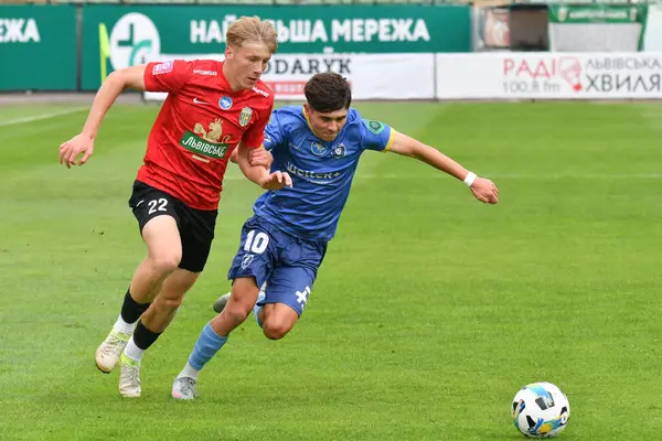 Lviv, Ukrayna 24 Ağustos 2025. Karpaty 'den Yuriy Kokodyniak ve Penuel' den Oleksandr Lebedyev Ukrayna Kupası karşılaşmasında Ukrayna Stadyumu 'nda FC Penuel Kryvyi Rig ile FC Karpaty Lviv arasında görüldü.