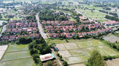 Pirinç tarlasının ve kırsal bölgedeki köyün havadan görünüşü