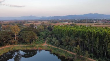 Kırsal kesimdeki küçük rezervuarın panoramik görünümü
