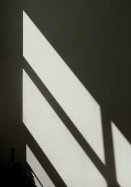 Bir odanın duvarındaki gölgede Pencereden gelen bir ışık