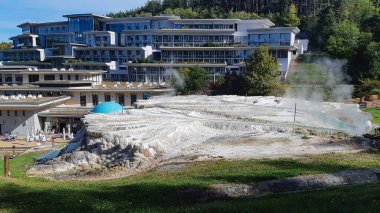 Egerszalok, Salt Hills Macaristan. Termal su. Egerszalok 'ta termal su birikintileri. Kireçtaşı tepesi. Kaliteli fotoğraf.