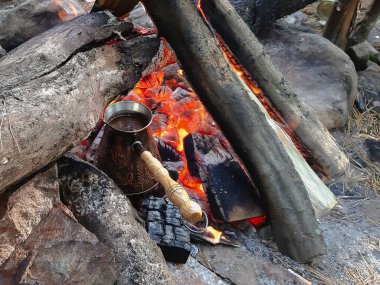 Açık ateşte Türk kahvesi yapmak. Sıcak atmosfer ve içki kavramı. Yüksek kalite fotoğraf
