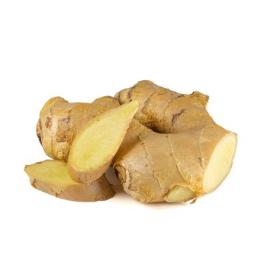 Beyaz arka planda dilimlenmiş taze zencefil rhizomu. - Evet. Yüksek kalite fotoğraf