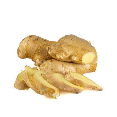 Beyaz arka planda dilimlenmiş taze zencefil rhizomu. - Evet. Yüksek kalite fotoğraf