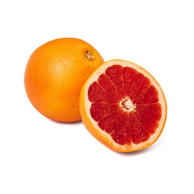 Beyaz yalıtılmış arka planda pembe olgun greyfurt dilimi. Yüksek kalite fotoğraf