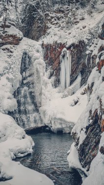 Huk şelalesi, kışın donmuş şelale, Karpatlar Ulusal Parkı, Gorgany Dağı. Ukrayna. Turizm merkezi, dönüm noktası. Yüksek kalite fotoğraf