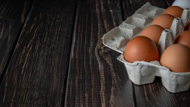Masadaki kağıt tepside taze tavuk yumurtası, seçici odaklanma. Yüksek kalite fotoğraf