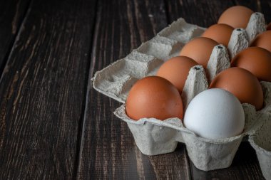 Masadaki kağıt tepside taze tavuk yumurtası, seçici odaklanma. Yüksek kalite fotoğraf