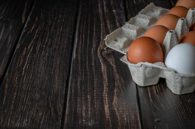 Masadaki kağıt tepside taze tavuk yumurtası, seçici odaklanma. Yüksek kalite fotoğraf