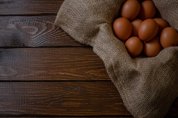 Свежие куриные яйца в корзине в мешок, день яиц. Выборочный фокус. Высокое качество фото