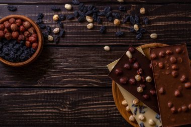 Çikolata parçaları. Çikolatalı arka plan. Tatlı yemek fotoğraf konsepti. - Evet. Yüksek kalite fotoğraf