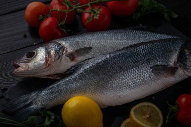 Koyu arkaplan arka planında deniz kepeği ya da dorado deniz balığı otları Akdeniz mutfağı. Yüksek kalite fotoğraf