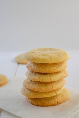 Tahta masada nefis şekerli kurabiyeler, yakın plan yüksek kalite fotoğraf.