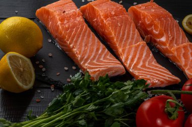 Pişirme malzemeleri, şifalı otlar ve limonlu taze çiğ somon filetosu. Yüksek kalite fotoğraf