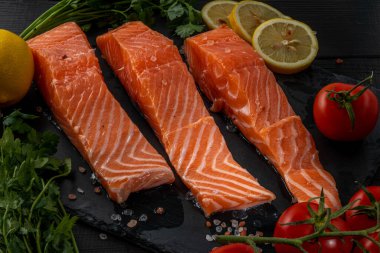 Pişirme malzemeleri, şifalı otlar ve limonlu taze çiğ somon filetosu. Yüksek kalite fotoğraf