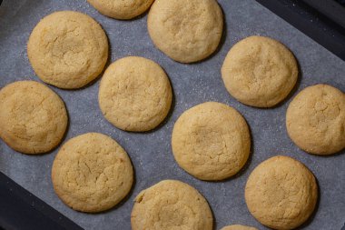 Tahta masada nefis şekerli kurabiyeler, yakın plan yüksek kalite fotoğraf.