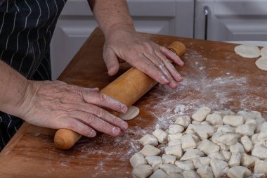 Kadınların elleri mantı için hamur yoğurur Yüksek kaliteli fotoğraf