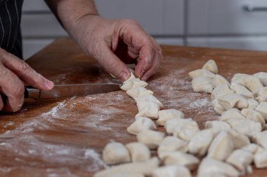 Kadınların elleri mantı için hamur yoğurur Yüksek kaliteli fotoğraf
