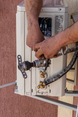 Bir apartman dairesine klima yerleştirmek, yüksek kaliteli bir mühendisin yakın plan fotoğrafı.