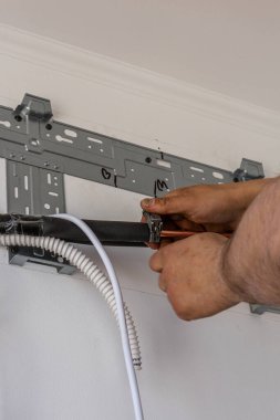 Bir apartman dairesine klima yerleştirmek, yüksek kaliteli bir mühendisin yakın plan fotoğrafı.