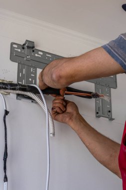 Bir apartman dairesine klima yerleştirmek, yüksek kaliteli bir mühendisin yakın plan fotoğrafı.
