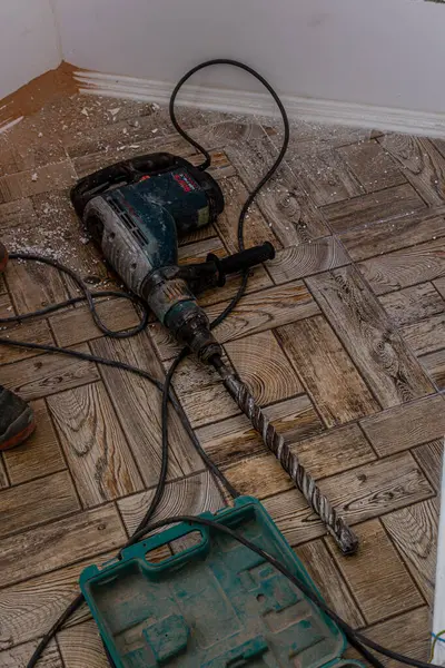 Bir apartman dairesine klima yerleştirmek, yüksek kaliteli bir mühendisin yakın plan fotoğrafı.