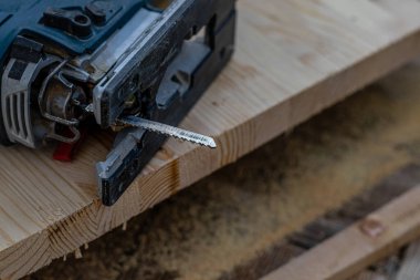 Yerde elektrikli testereyle kesilmiş bir tahta parçası. Yüksek kalite fotoğraf.