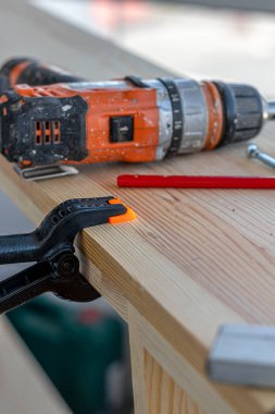 Bir tornavida, bir kare, iki doğrulama ve tahtada yüksek kaliteli bir kalem.