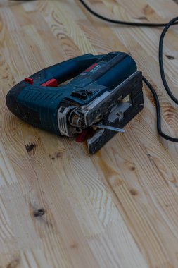 Yerde elektrikli testereyle kesilmiş bir tahta parçası. Yüksek kalite fotoğraf.